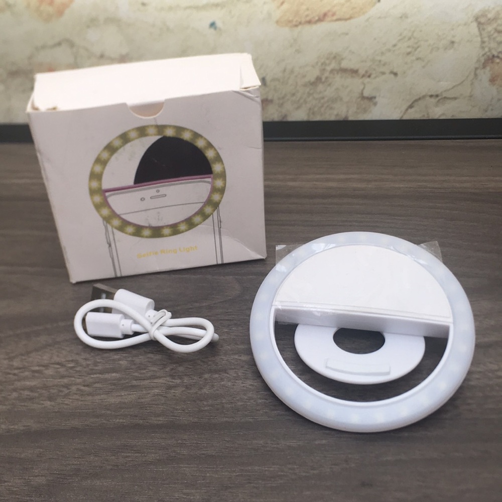 ⬇️ 2 Marked Listings for $25 - New Clip On Selfie Ring Light